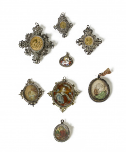882.  Lote de cinco relicarios con diferentes técnicas, con marcos de plata, plato dorada ya cordoncillo, S. XVIII - XIX..