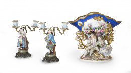 897.  Centro de porcelana isabelina esmaltada, dorada y biscuit policromado, con dos figuras galantes, España, segunda mitad del S. XIX.