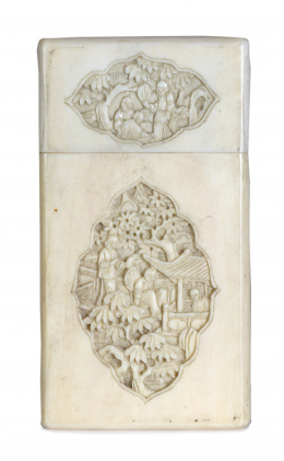 1384.  Tarjetero en marfil tallado con decoración en cartelas.China, S. XIX
