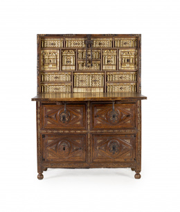 1032.  Bargueño con pie cerrado o taquillón en nogal.Trabajo castellano, segundo cuarto S. XVII..