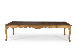 1055.  Mesa de comedor extensible estilo Luis XV en madera de haya, tapa en madera de raíz de nogal y marquetería de palosanto.España, S. XX.