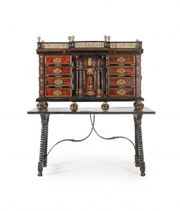 980.  Bargueño Carlos II en madera de ébano, palosanto, carey y aplicaciones de bronce sobre mesa de fiadores de hierro.España, ff. S. XVII.