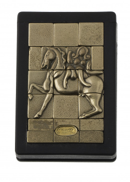 789.  BERROCAL Collar puzzle escultura “MANYMOREHORSES” realizado en metal dorado. Firmado y numerado. Ejemplar 598 de 5000