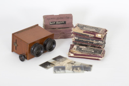 1102.  “The castle” Elias Sangú, Cádiz, 7 Madrid.Visor con diapositivas en cristal y cuadernillo con toas las descripciones de las 32 diapositivas que formarían el conjunto.