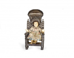 1026.  Niño Jesús, Salvador del Mundo. Cuerpo en madera tallada con cabeza y manos en marfil parcialmente policromado, y silla, corona y cruz en plata.Hipanofilipinas, S. XVIII.
