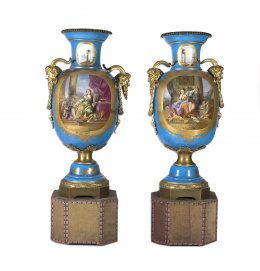 992.  Pareja de jarrones estilo Luis XVI a la manera de Sévres de porcelana esmaltada en azul, dorados y montados en bronce. Con marcas en azul cobalto como Sévres.Francia, Samson o quizás París, segunda mitad del S. XIX..