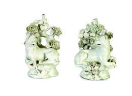 542.  “León y leona”Porcelana blanca esmaltada, S. XVIII.