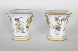 1455.  Pareja de vasos de porcelana esmaltada decorada con flores, asas doradas con cabezas de hombres barbados.París, 1820-1830..