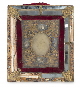1419.  “Agnus Dei”, papel dorado  y reliquias sobre minerales.Trabajo italiano, S. XVIII.