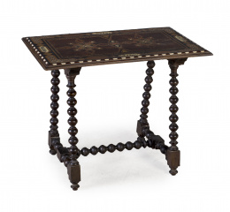 1347.  Bufete en madera de nogal, palosanto y maderas frutales con taracea siguiendo modelos granadinos del S. XVII. Patas torneadas con fiadores de hierro.Granada, S. XIX - XX.