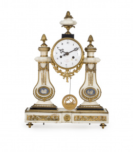 534.  Reloj de pórtico época Luis XVI en mármol blanco y bronce dorado y cincelado y placas de porcelana tipo Wedgwood.Francia, ffs. S. XVIII