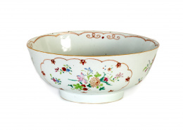 482.  Punch Bowl Compañía de Indias en porcelana “Familia rosa” para la exportación China, dinastía Qing, periodo Qianlong, S. XVIII