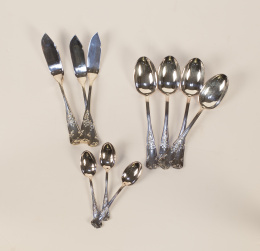 1464.  Cubertería de plata en su color de decoración relevada y cincelada de hojas y flores.Francia, S. XIX.