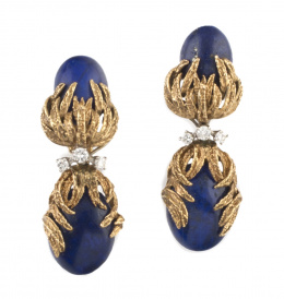 584.  Pendientes largos años 50 con dos cabuchones de lapislázuli abrazados por hojas de oro amarillo labrado y articulados por tres brillantes