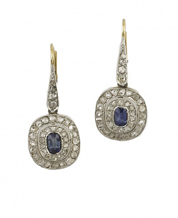 138.  Pendientes largos de pp. S. XX con zafiros en doble orla de diamantes colgantes de barra de diamantes
