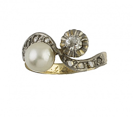 272.  Sortija tú y yo con perla y brillante y diamantitos en los brazos de la montura