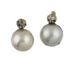 153.  Pendientes con perla mabe y brillante en montura de ballestilla de oro amarillo de 18K