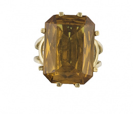 307.  Sortija con cuarzo citrino rectangular en montura de hilos de oro con aros laterales