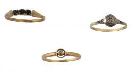 624.  Conjunto de tres anillos finos en oro amarillo de 18K.