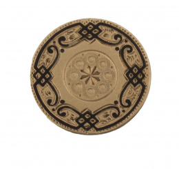 38.  Botón en oro con trabajo grabado y esmalte negro