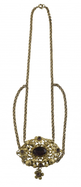 74.  Collar de bisutería Art-Nouveau con motivos florales adornados por vidrios color amatista y doble cadena, en metal dorado
