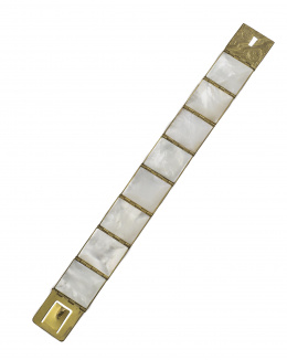 81.  Brazalete Art-Nouveau con placas de nácar y cierre con decoración grabada en metal dorado