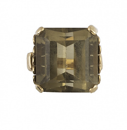 629.  Sortija años 40 con un citrino de talla cuadrangular en montura flanqueada por hojas de palma