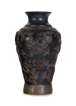 1025.  Jarrón en cerámica con decoración en relieve con el motivo del dragón persiguiendo la perla de la sabiduría.China, S. XX