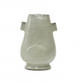 1024.  Jarrón en porcelana vidriada en color verde celadón.China, S. XIX