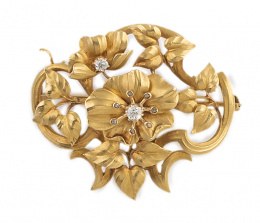 120.  Broche Art-Nouveau con motivos florales y vegetales en distintos niveles en oro amarillo mate con brillantes de talla antigua
