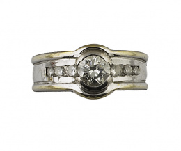 446.  Sortija con solitario de brillante de 0,45 ct aprox, entre tríos de brillantes en los brazos de la montura