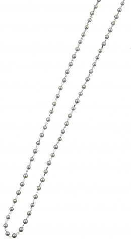 103.  Cadena larga de perlas cultivadas de 4 mm alternas con eslabones de platino