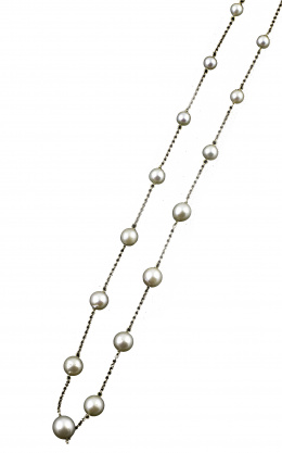 127.  Collar de perlas cultivadas de tamaño creciente hacia el centro combinadas con tramos de cadena en oro amarillo de18K