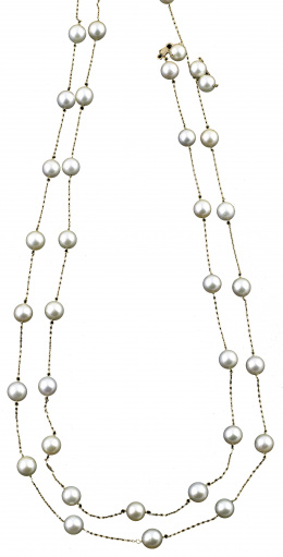 312.  Collar largo con perlas cultivadas de 8 mm aprox y cadena fina de oro amarillo de 18K