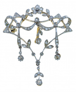 176.  Broche Belle Epoque de diamantes con diseño de guirnaldas y cintas entrelazadas