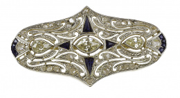 175.  7,85 grams. Broche placa Art-Deco diamante talla navette central entre dos diamantes perilla