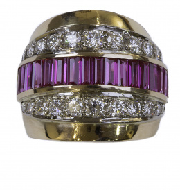 615.  Sortija ancha chevalière con banda central de rubíes sintéticos talla baguette entre bandas de brillantes