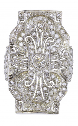 189.  Sortija lanzadera Art-Decó de diamantes con diseño geométrico, en trabajo calado con brillante central