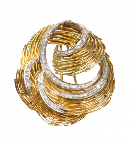 595.  Broche años 50 con diseño a modo de nido realizado con hilos de oro y bandas de brillantes