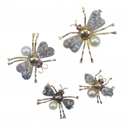571.  Conjunto de cuatro broches mosca de diferentes tamaños, con cuerpo de perla, alas con diamantes y ojos de rubíes
