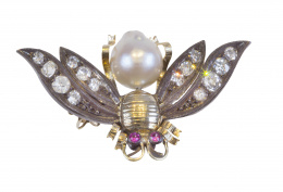 572.  Broche mosca años 50 con alas de brillantes cuerpo de perla y ojos de rubíes
