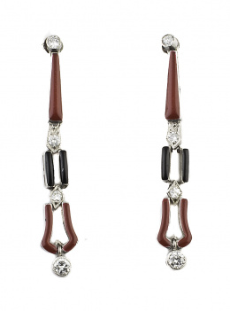 111.  Pendientes largos estilo Art -Decó con brillantes combinados con esmalte rojo y negro en motivos geométricos articulados.