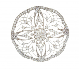 96.  Broche circular de brillantes Belle Epoque con delicado diseño calado que dibuja flor con rosetón de brillantes central