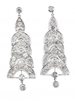 172.  Pendientes largos Art-Decó de brillantes en formas articuladas de líneas acampanadas,  con chatón de brillante central colgante