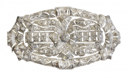 135.  Broche placa Art-Decó de brillantes y diamantes con diseño geométrico y decoración calada