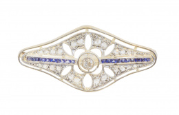 175.  Placa broche Art-Decó de diamantes, con zafiros talla calibrados en línea central y brillante en chatón central