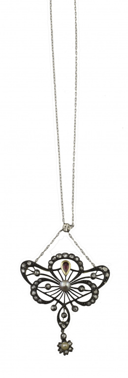 58.  Colgante Art-Nouveau con diamantes, perlas finas y perilla de rubí superior en oro de 18K con frente de plata