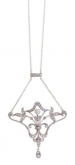 117.  Pendentif c.1900 con formas vegetales de diamantes que rodean una perla fina central
