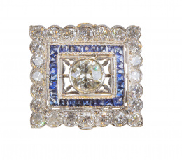 195.  Sortija estilo Art Decó de brillantes y zafiros con un brillante central de 0,70 ct aprox
