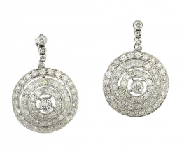 450.  Pendientes largos de pp.S .XX con motivo circular de tres orlas de brillantes rodeando brillante central